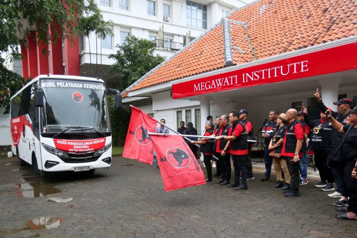 PDIP Kirim Bus Klinik dan Truk Laundry ke Bandung Barat untuk Bantu Korban Banjir dan Longsor