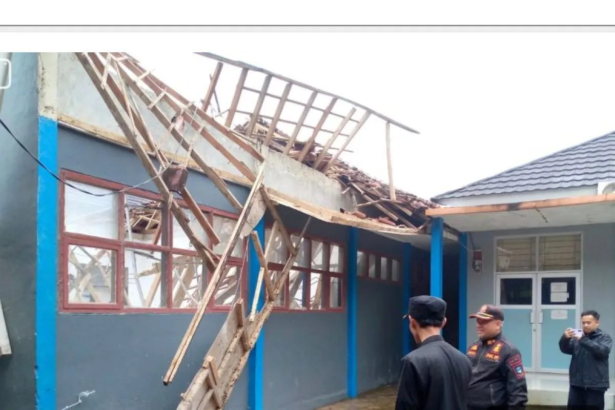 Hujan Deras dan Kondisi Bangunan Tua Picu Ambruknya Atap SMKN 11 Garut