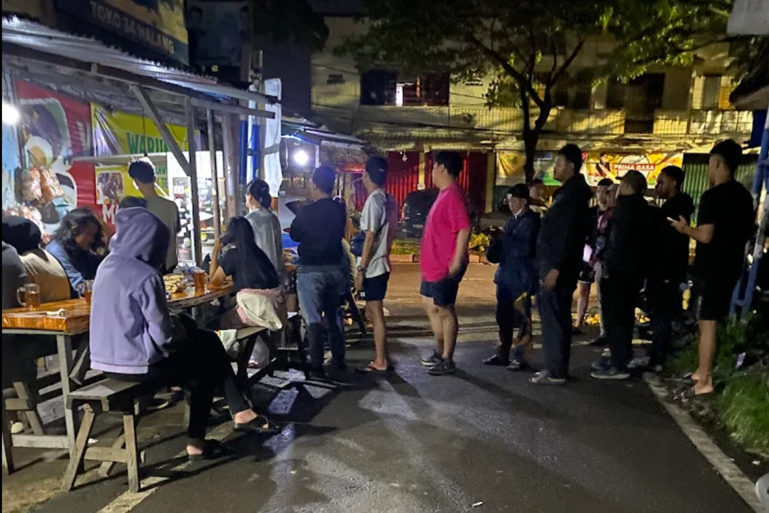 Rawon Mbok Ten Jadi Andalan Kuliner Dini Hari di Kota Malang
