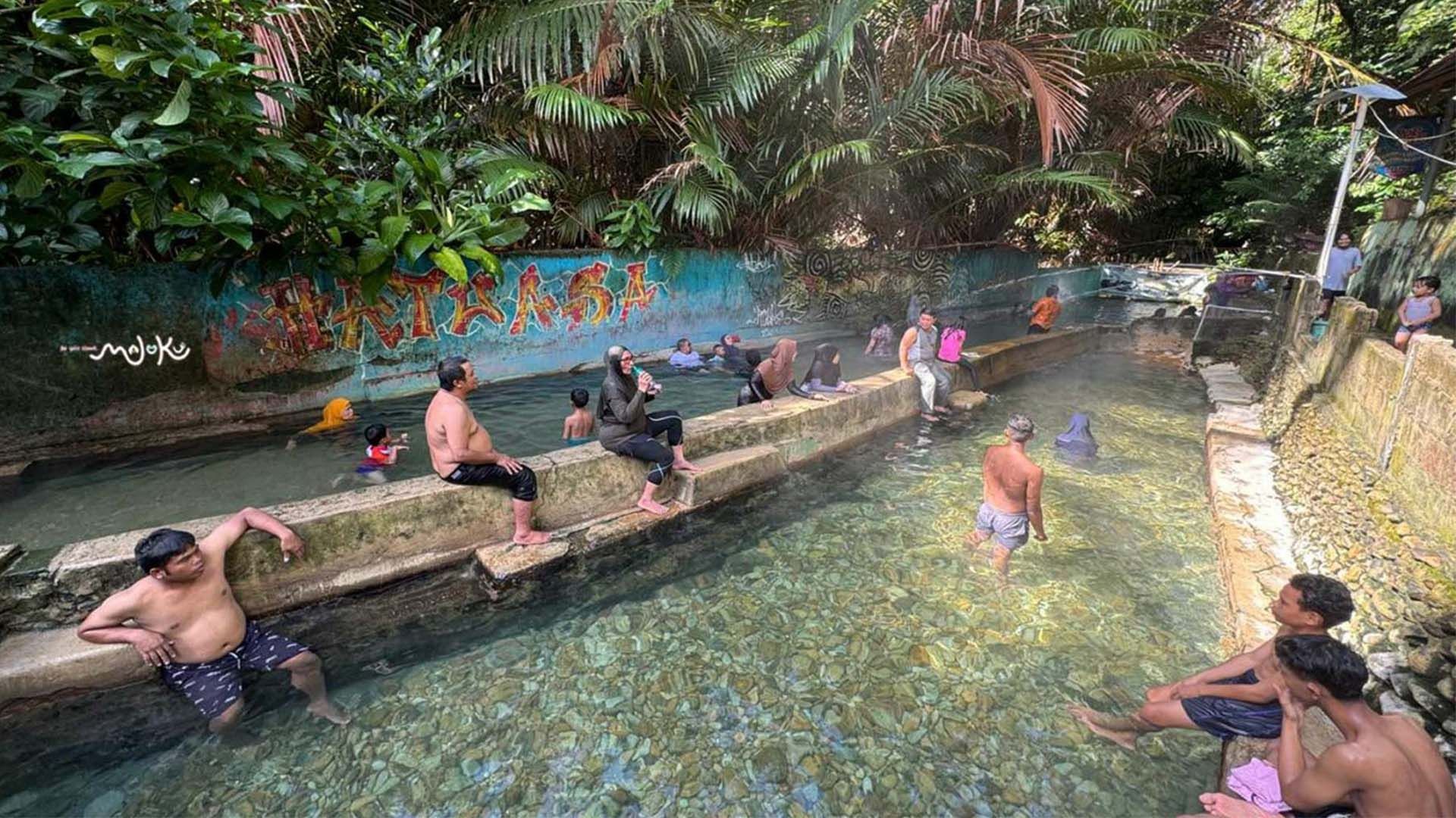 Menikmati Sensasi Air Panas Alami di Tulehu, Wisata Favorit di Maluku Tengah