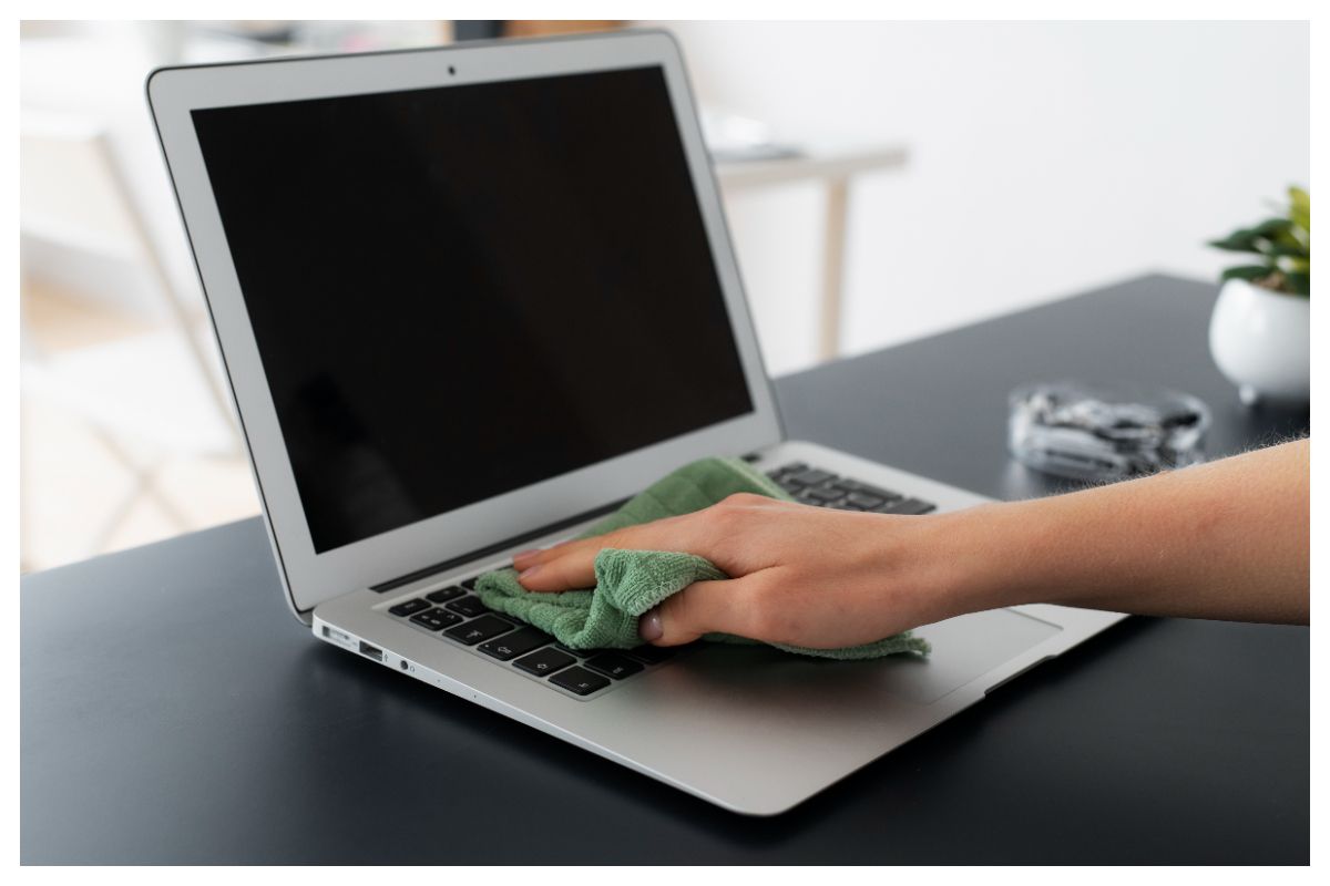 5 Cara Membersihkan Keyboard Laptop yang Aman dan Simpel, Stop Ngetik di Keyboard Kotor