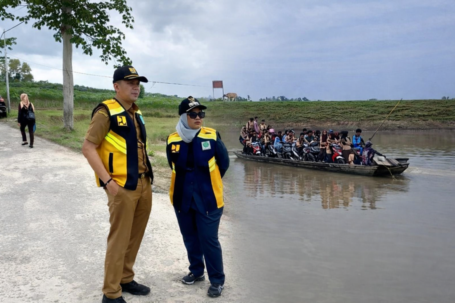 Pelajar Naik Perahu Seberangi Sungai Viral di Lampung Timur, Ini Respons Bupati