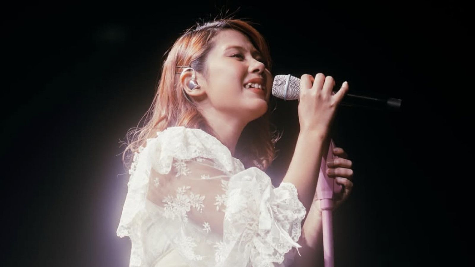 Menggali Emosi dalam Lagu Rumpang Karya Nadin Amizah