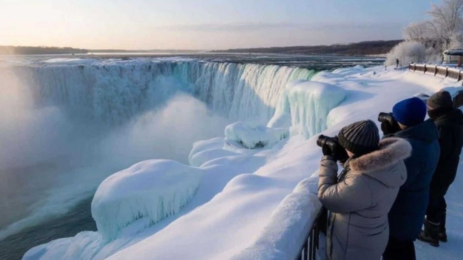 Keajaiban Es di Air Terjun Niagara: Fenomena Alam yang Menakjubkan