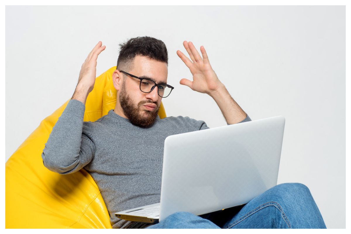 Layar Laptop Tiba-tiba Bergaris? Ini Cara Ngatasinnya Biar Normal Lagi