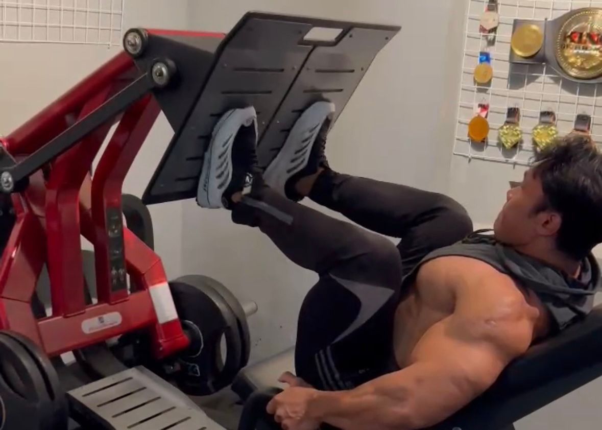 Angkat Beban Berat dan Ringan di Gym untuk Menurunkan Berat Badan