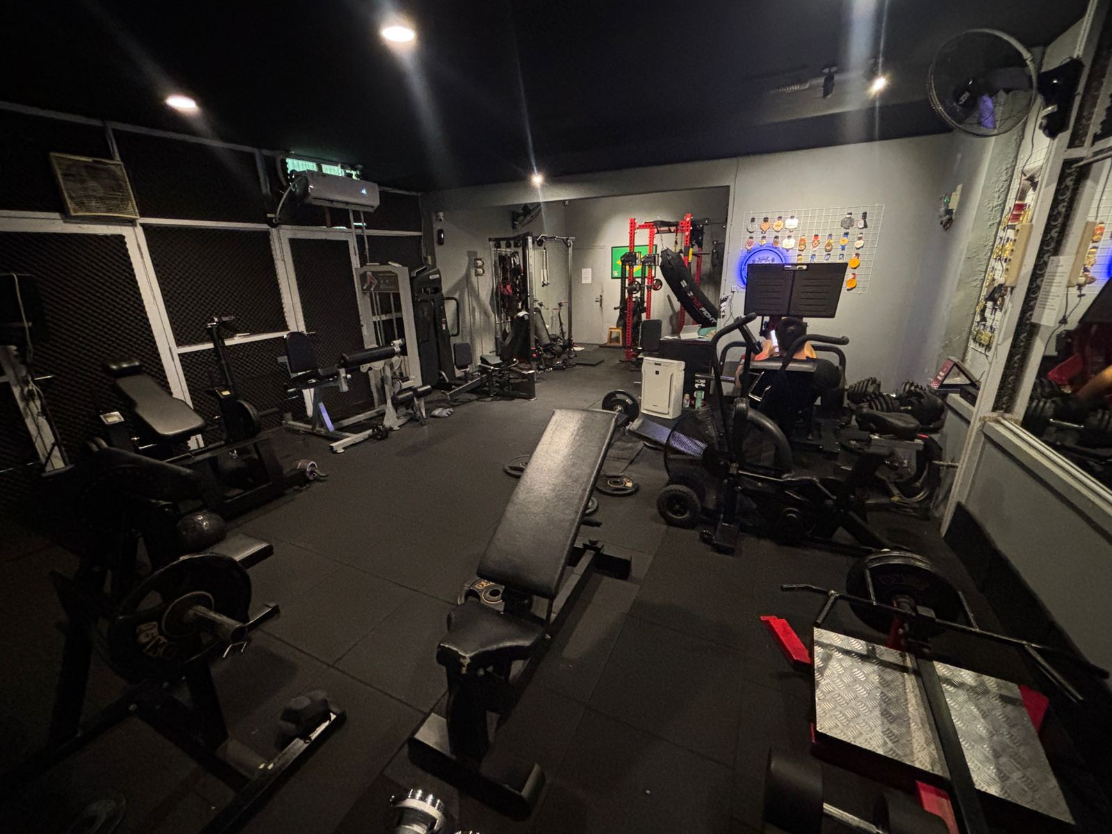 Angkat Beban Berat dan Ringan di Gym untuk Menurunkan Berat Badan