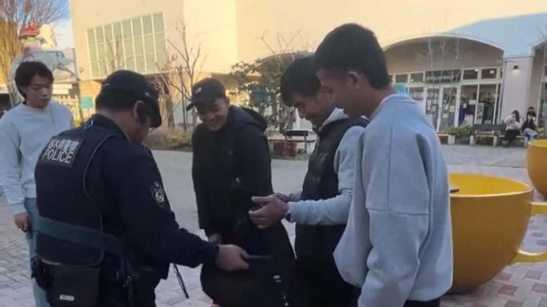 Diperiksa Polisi Jepang di Tempat Umum, Respons Pria Ini Dipuji Netizen