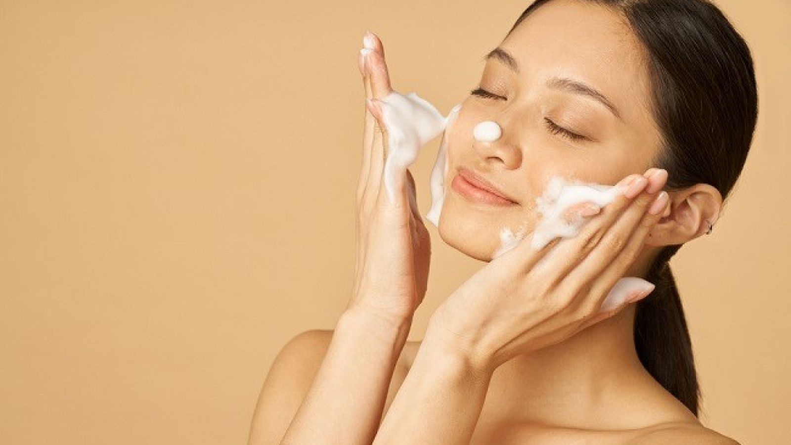 Rutin Skincare Praktis untuk Menjaga Kesehatan Kulit di Tengah Kesibukan