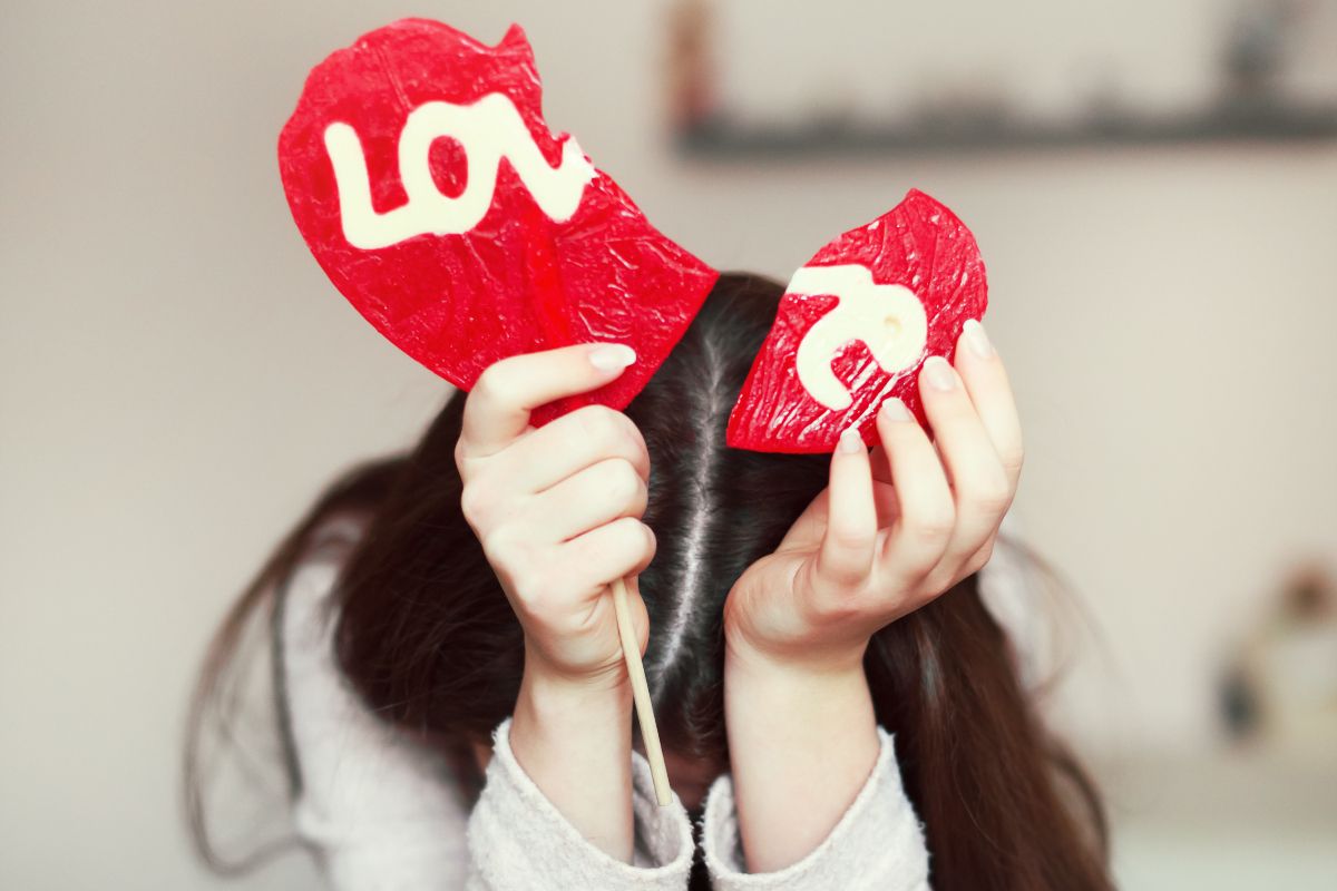 Apa Itu Love Bombing? Ini Tanda-tandanya Menurut Psikolog
