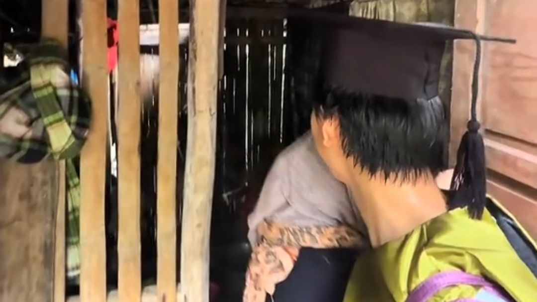 Jadi Sarjana Pertama dalam Keluarga, Kedatangan Pemuda Desa ke Rumah Kakaknya Berubah Haru