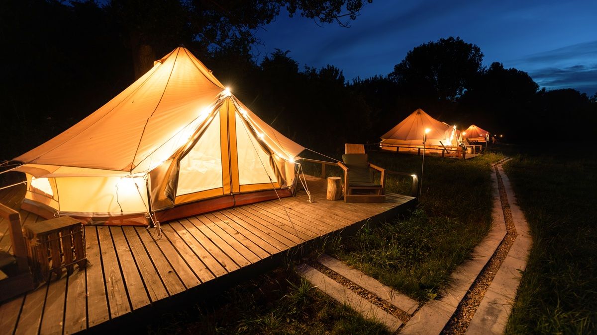 Bosan Hotel Biasa? Cobalah Sensasi Glamping dengan View 5 Gunung di Magelang