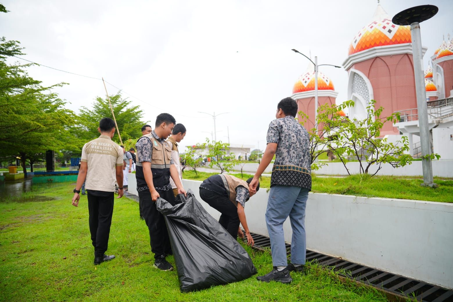 Gubernur Sulsel Galakkan Gerakan ASRI, Pelajar Turun Bersihkan Ruang Publik di Makassar