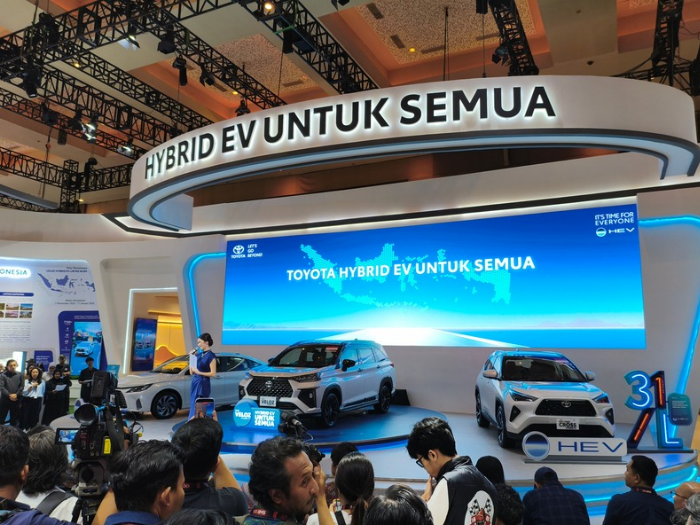 Daftar dan Harga Mobil Hybrid Toyota di IIMS 2026, Makin Terjangkau Nih!