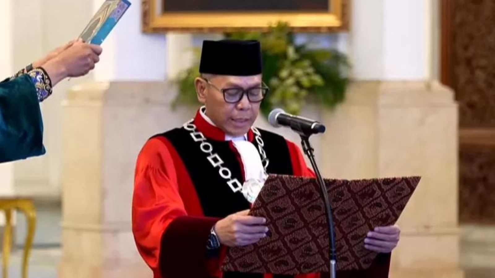Pelantikan Adies Kadir Sebagai Hakim Mahkamah Konstitusi di Hadapan Presiden