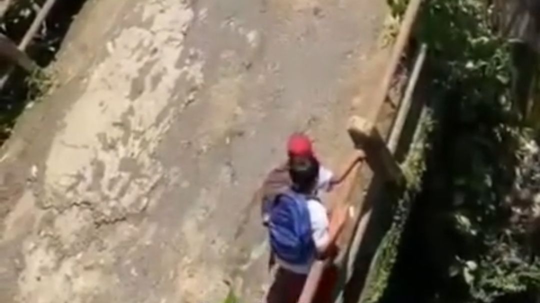 Siswa-Siswi di Pandeglang Berjuang Melewati Jembatan Ambruk untuk Bisa Sampai ke Sekolah