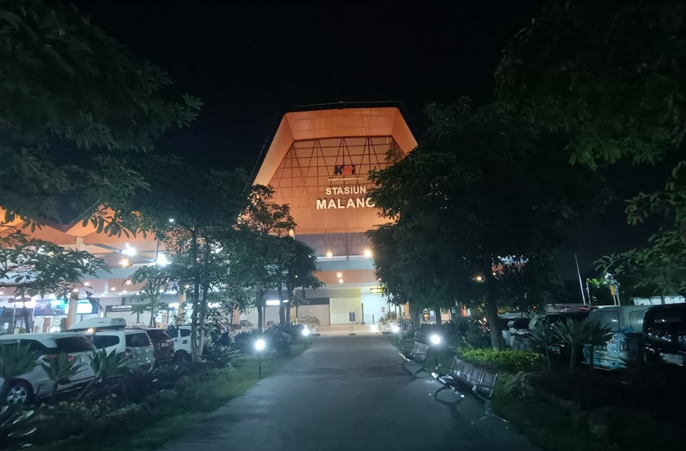 Jangan Salah Turun, Ini Perbedaan Dua Pintu Stasiun Malang Kota Baru yang Wajib Kamu Tahu
