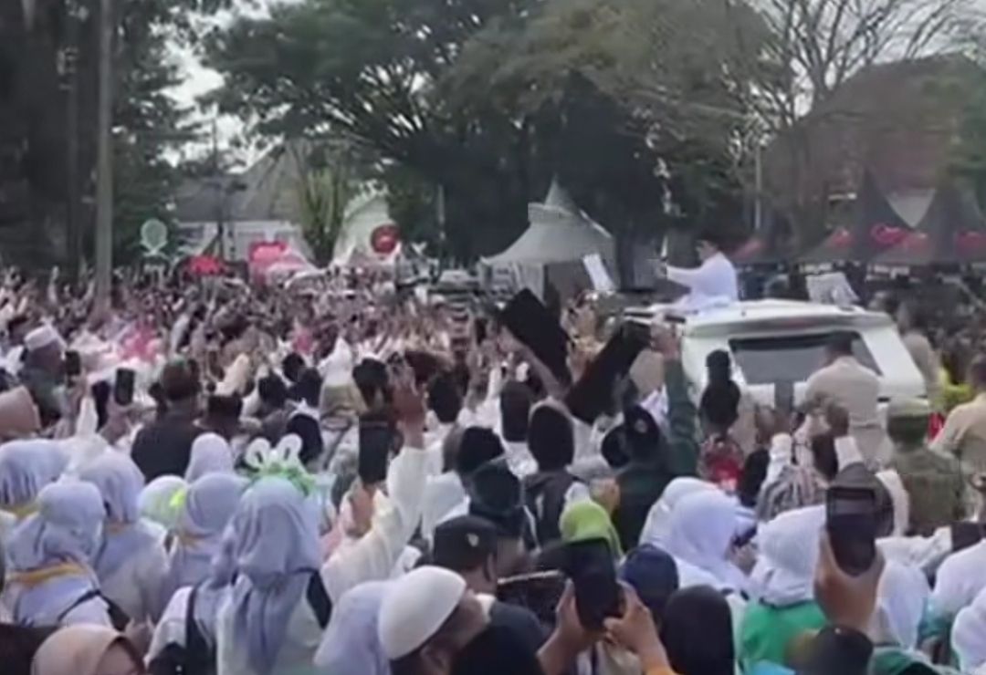 Presiden Prabowo Sapa Jemaah Mujahadah Kubro NU di Luar Stadion Gajayana Malang