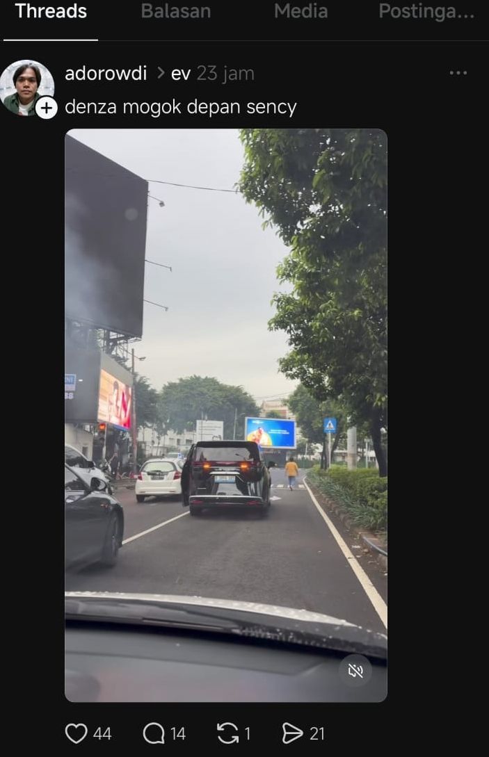 Diduga Denza D9 Mogok di Depan Mal Senayan City
