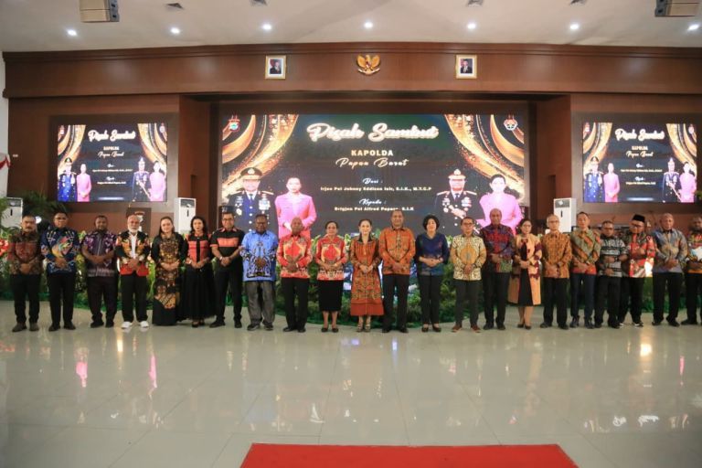 Gubernur Dominggus Apresiasi Kepemimpinan Johnny Isir, Sambut Alfred Papare