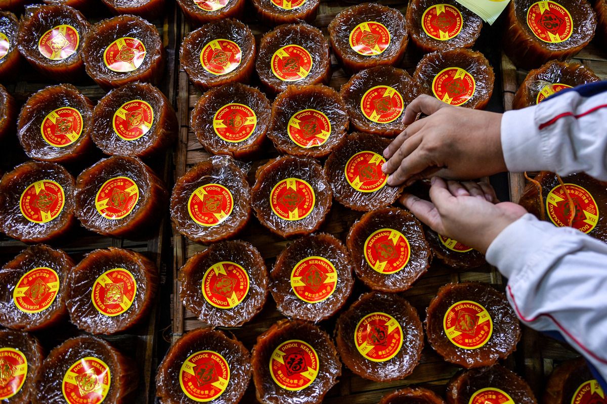 Pekerja menyelesaikan produksi dodol keranjang di Pabrik Dodol Tekkie di Bandung, Jawa Barat, Senin (9 2 2026). - Foto oleh ANTARA FOTO Raisan Al Farisi