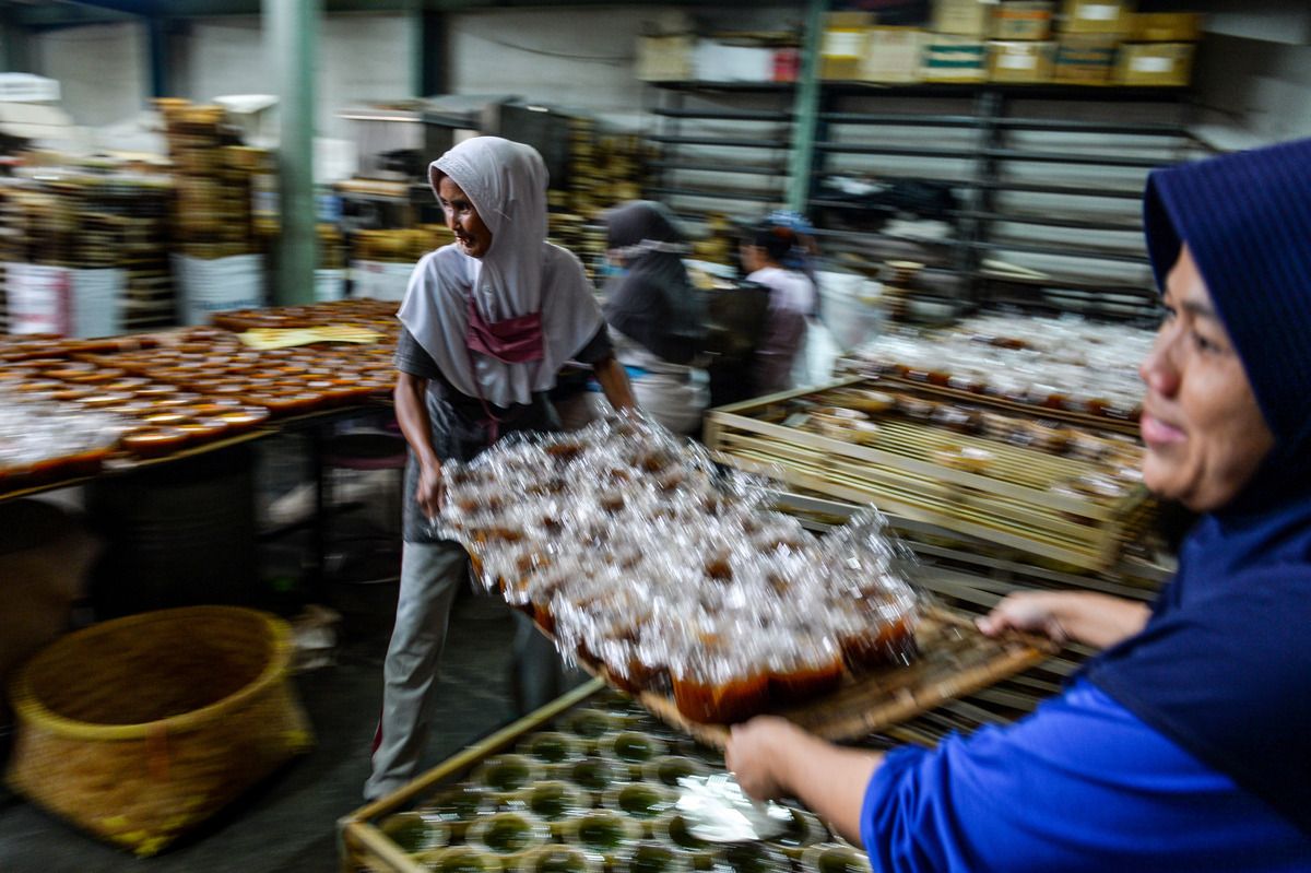 Pekerja menyelesaikan produksi dodol keranjang di Pabrik Dodol Tekkie di Bandung, Jawa Barat, Senin (9 2 2026). - Foto oleh ANTARA FOTO Raisan Al Farisi
