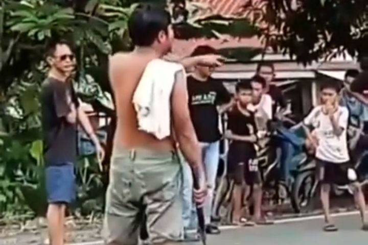 Viral Pria di Luwu Ngamuk Bawa Kapak Saat Demonstran Aksi Luwu Raya Tutup Jalan