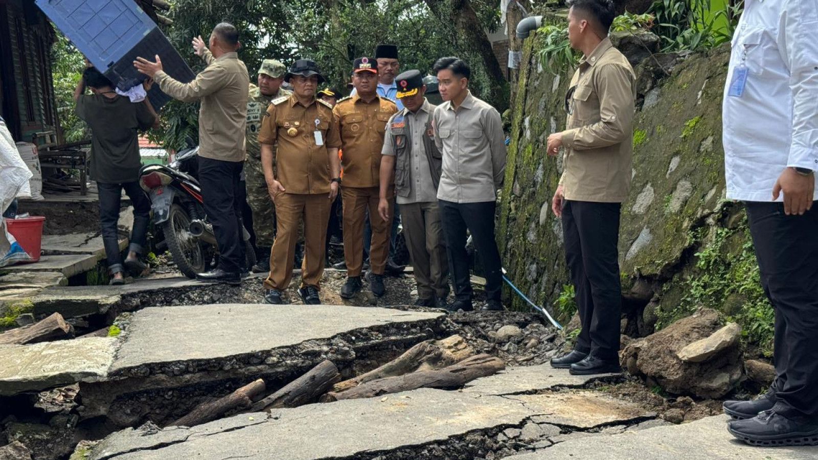 Pergerakan Tanah di Tegal Masih Berlanjut, Ribuan Warga Terpaksa Mengungsi