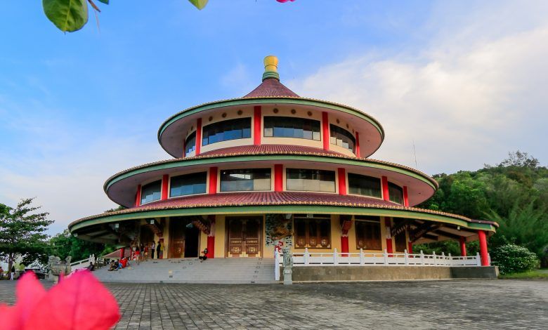 Kelenteng Puri Tri Agung Sebagai Pusat Ibadah dan Budaya, Arsitektur Menawan Menghadap Pantai