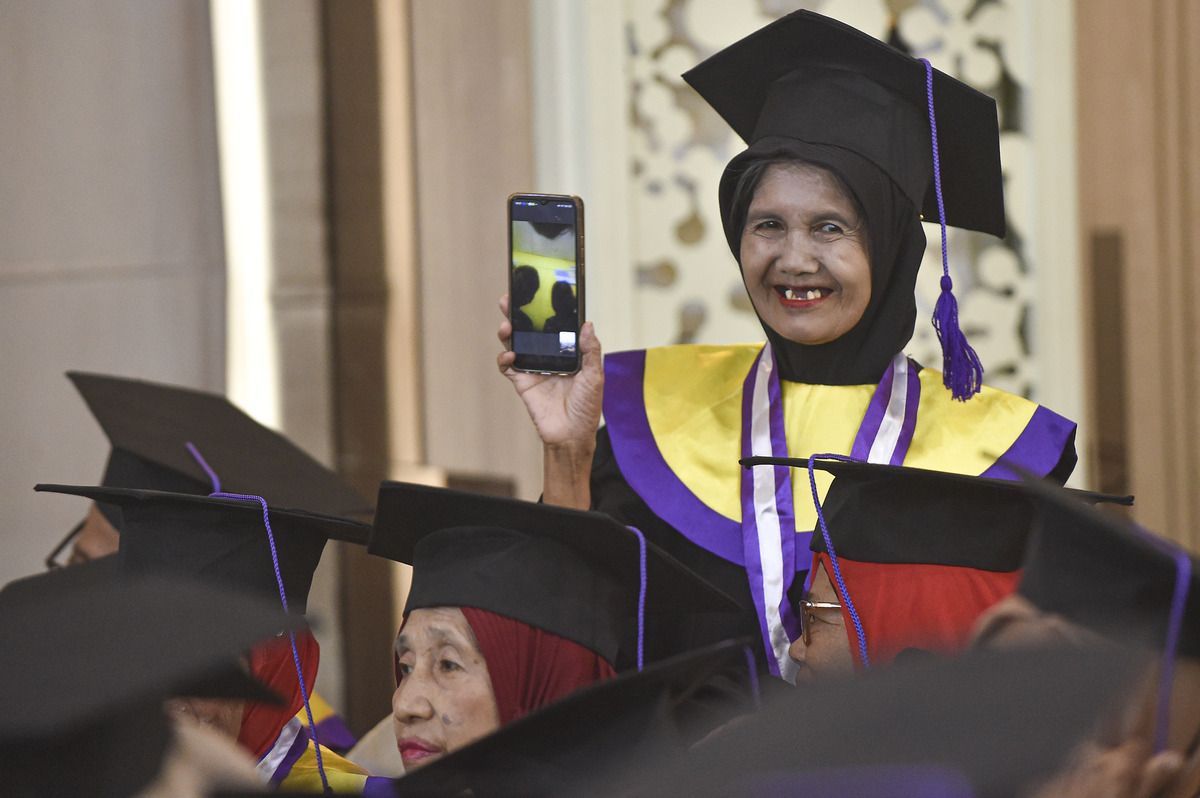 Peserta Sekolah Lansia Kota Jambi bersiap mengikuti prosesi wisuda di Aula Griya Mayang, Rumah Dinas Wali Kota Jambi, Jambi, Selasa (10 2 2026). - Foto oleh ANTARA FOTO Wahdi Septiawan