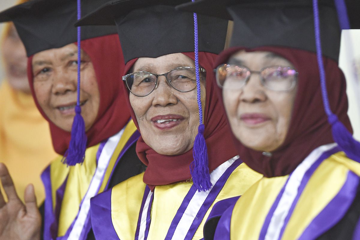 Peserta Sekolah Lansia Kota Jambi bersiap mengikuti prosesi wisuda di Aula Griya Mayang, Rumah Dinas Wali Kota Jambi, Jambi, Selasa (10 2 2026). - Foto oleh ANTARA FOTO Wahdi Septiawan