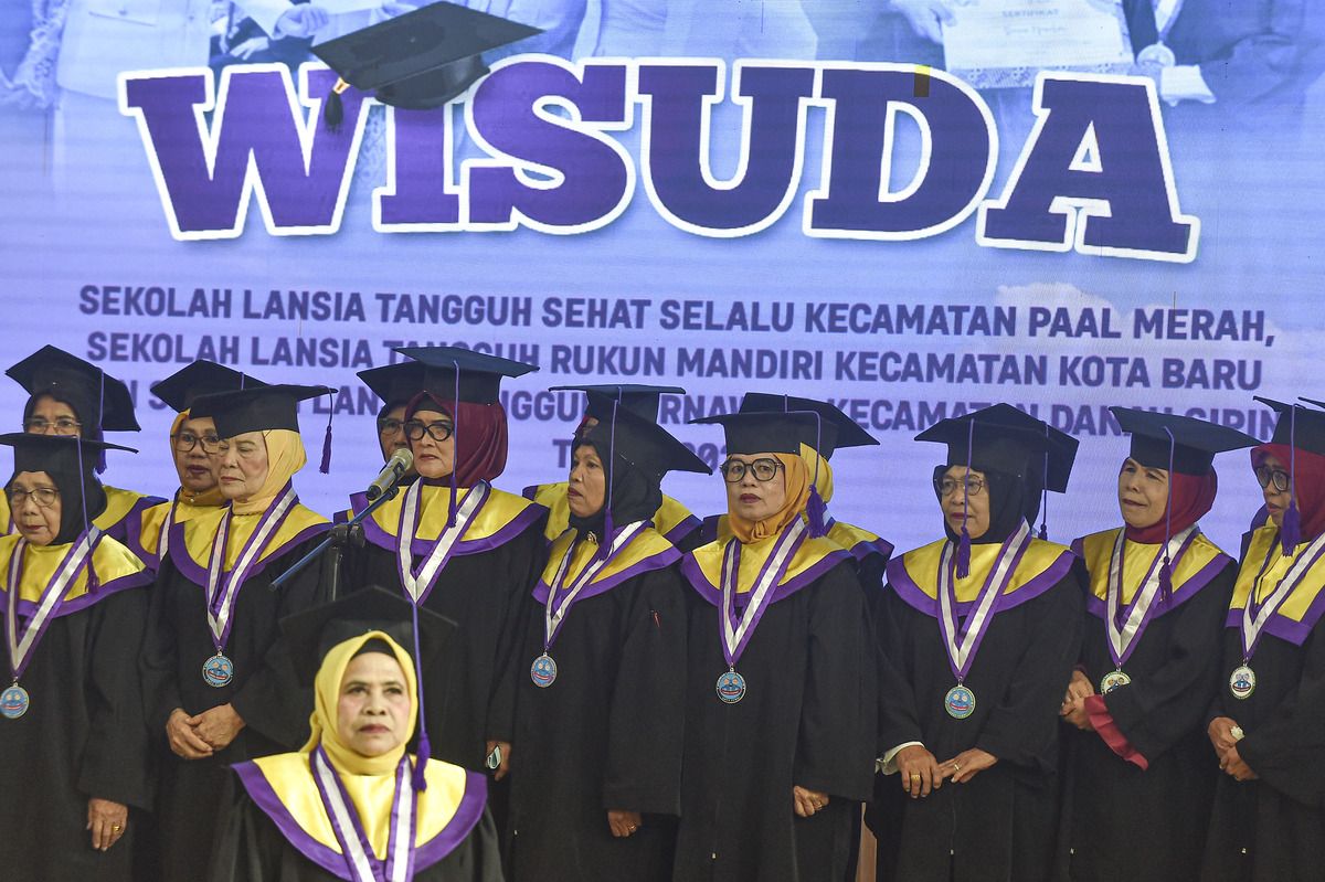 Peserta Sekolah Lansia Kota Jambi bersiap mengikuti prosesi wisuda di Aula Griya Mayang, Rumah Dinas Wali Kota Jambi, Jambi, Selasa (10 2 2026). - Foto oleh ANTARA FOTO Wahdi Septiawan