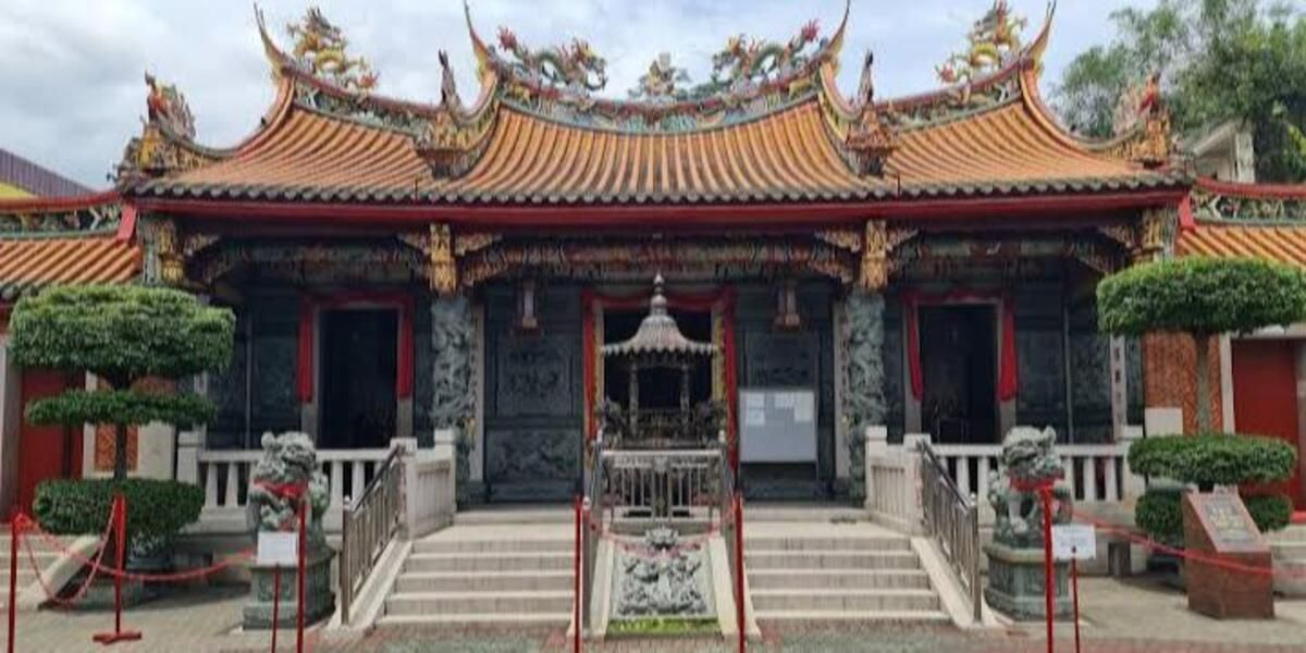 Berbagai Persiapan Imlek di Klenteng Tertua di Kota Padang yang Penuh Akan Makna: Meriahkan Dengan Lampion Dalam Menyambut Tahun Baru China