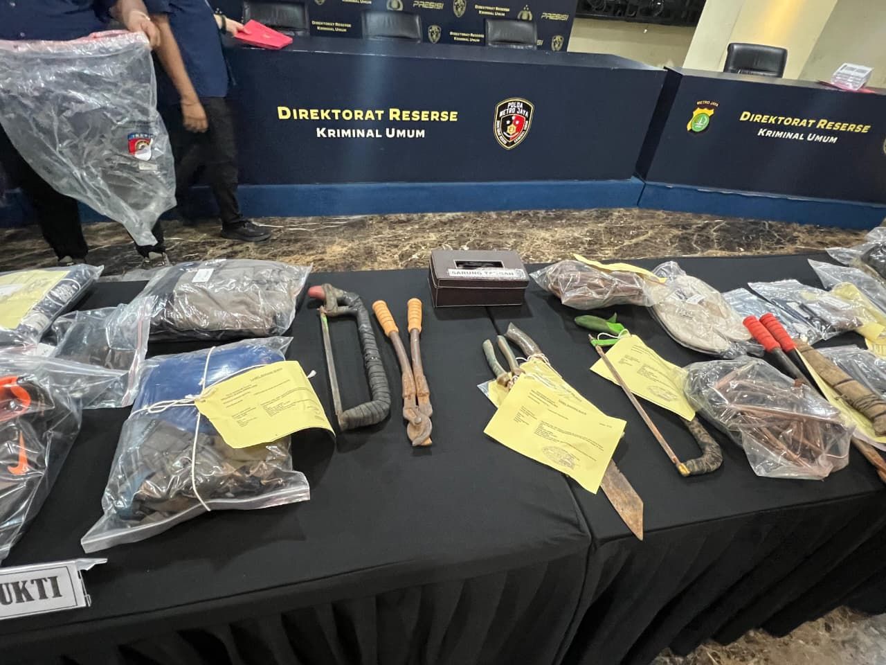 Barang bukti kasus pencurian kabel grounding di puluhan SPBUnya. Ditaksir, kerugian yang harus ditelan PT Shell Indonesia mencapai Rp 1 miliar rupiah. - Foto oleh (INDOZONE Samsudhuha Wildansyah)