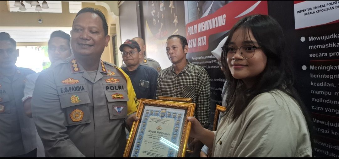 Beda Nasib dengan Hogi Minaya, Polresta Jogja Berikan Penghargaan Dua Warga Lokal dan 2 Mahasiswi UTY