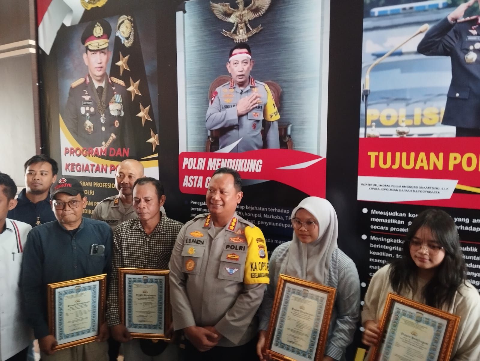 Beda Nasib dengan Hogi Minaya, Polresta Jogja Berikan Penghargaan Dua Warga Lokal dan 2 Mahasiswi UTY