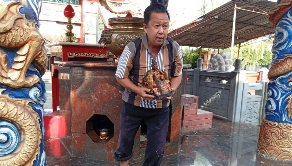 Sambut Imlek 2577, Umat di Banyumas Lakukan Tradisi Bersihkan Rupang di Kelenteng Boen Tek Bio