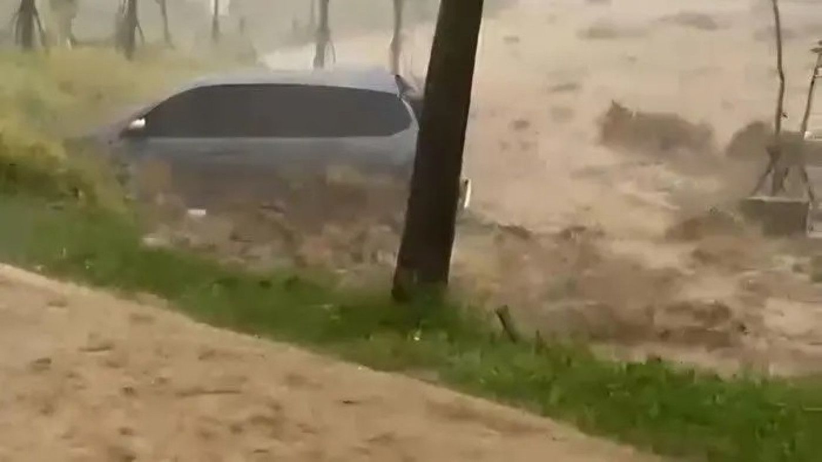 Dampak Banjir di Desa Cijayanti: Puluhan Rumah Terendam dan Mobil Terhanyut