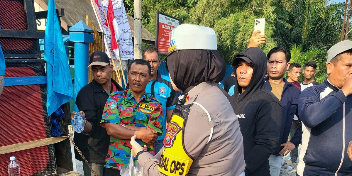 Srikandi Satlantas Bengkalis, AKP Shandra Amalia,Turun Langsung Bagikan Minuman Saat Demo PT PAA