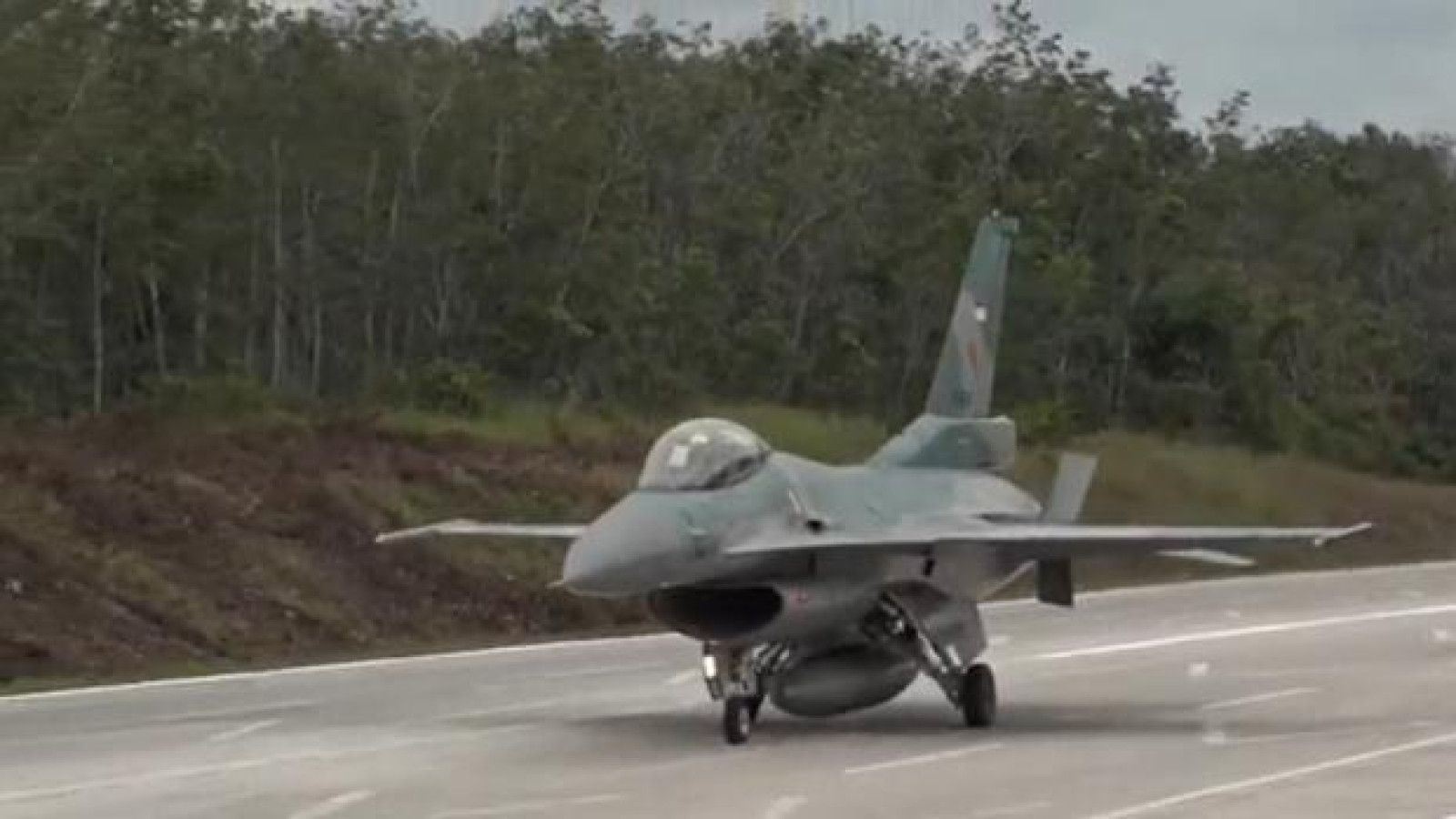 Uji Coba Pendaratan Pesawat Tempur F-16 di Jalan Tol di Lampung