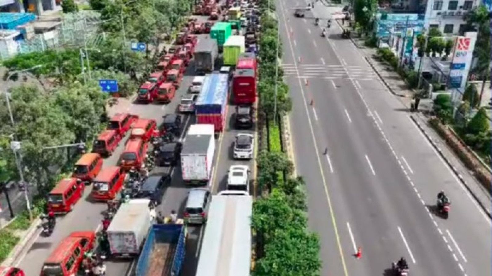 Aksi Sopir Angkot di Bekasi Sebabkan Kemacetan Parah