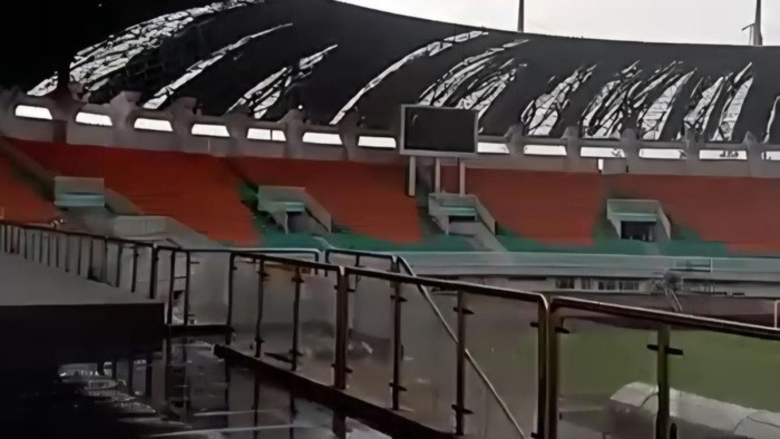 Angin Kencang Terjang Stadion Pakansari: Atap Rusak dan Satu Terluka