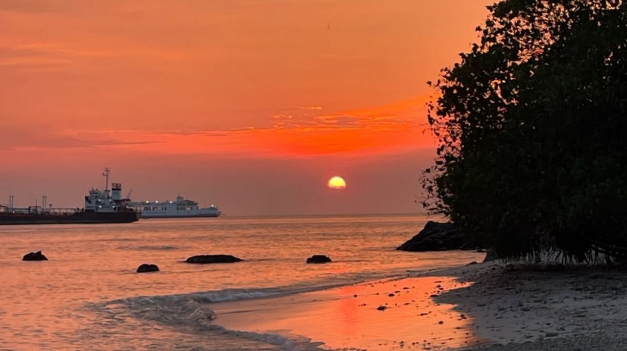Pulau Merak Kecil Spot Foto Malam Hari dengan Latar Belakang Gemerlap Lampu Kawasan Industri