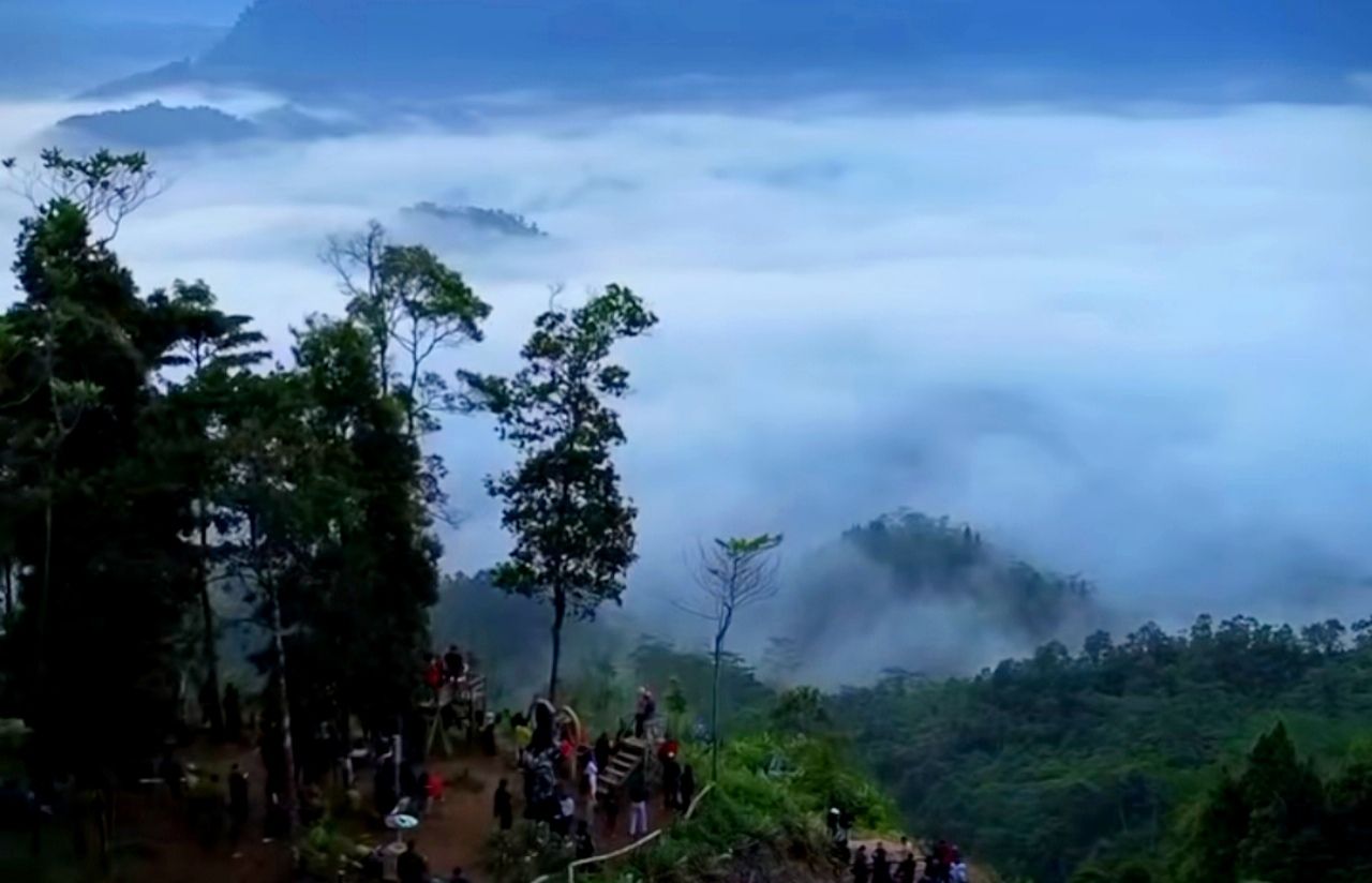 “Negeri di Atas Awan” Lebak Destinasi Favorit Pemburu Foto Sunrise