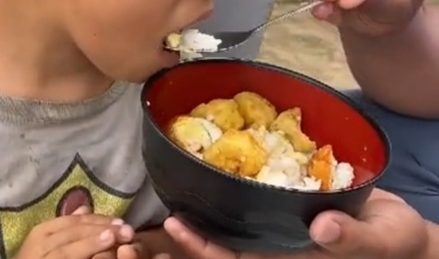 Momen Haru, Sejumlah Siswa Suapi Anak Spesial dengan Makanan Jatah MBG