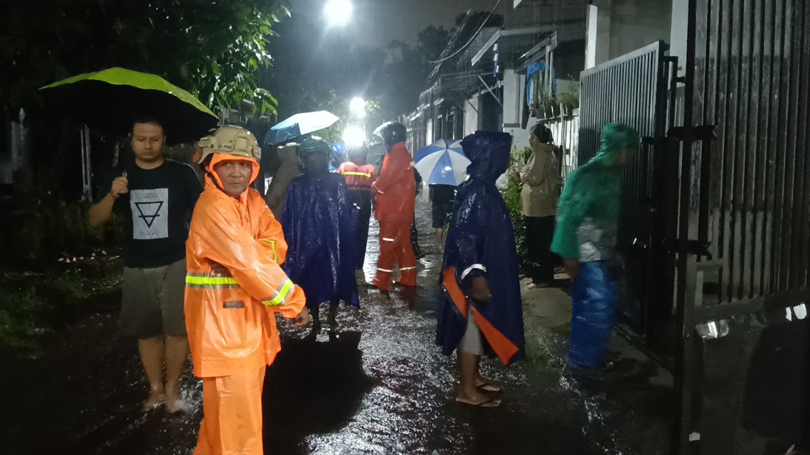 Penghuni Perumahan Villa Indah Tegal Besar Kembali Panik Diterjang Banjir, Tembok Pembatas Ambrol, Warga Desak Tanggung Jawab Serius Pengembang