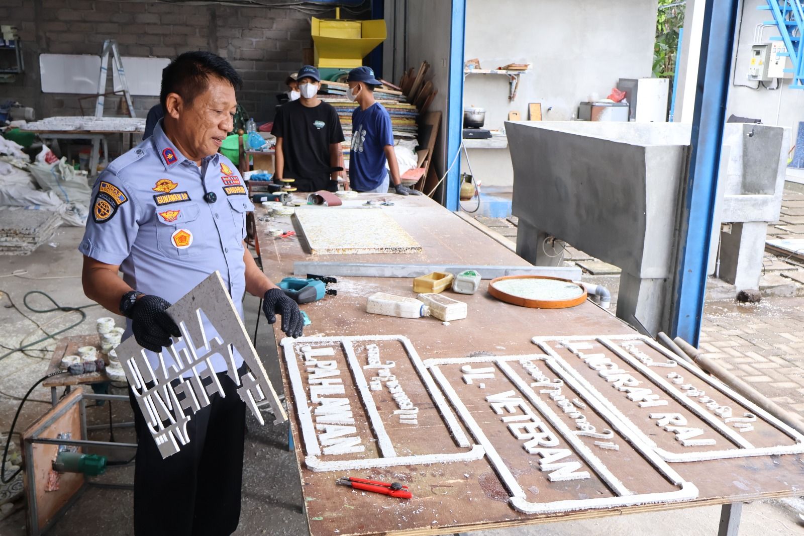 Dari Sampah Jadi Estetik: Papan Jalan Daur Ulang Warnai Singaraja