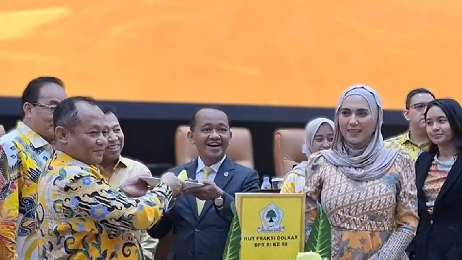 Setya Novanto Meriahkan HUT Fraksi Golkar: Moment Berharga di Senayan