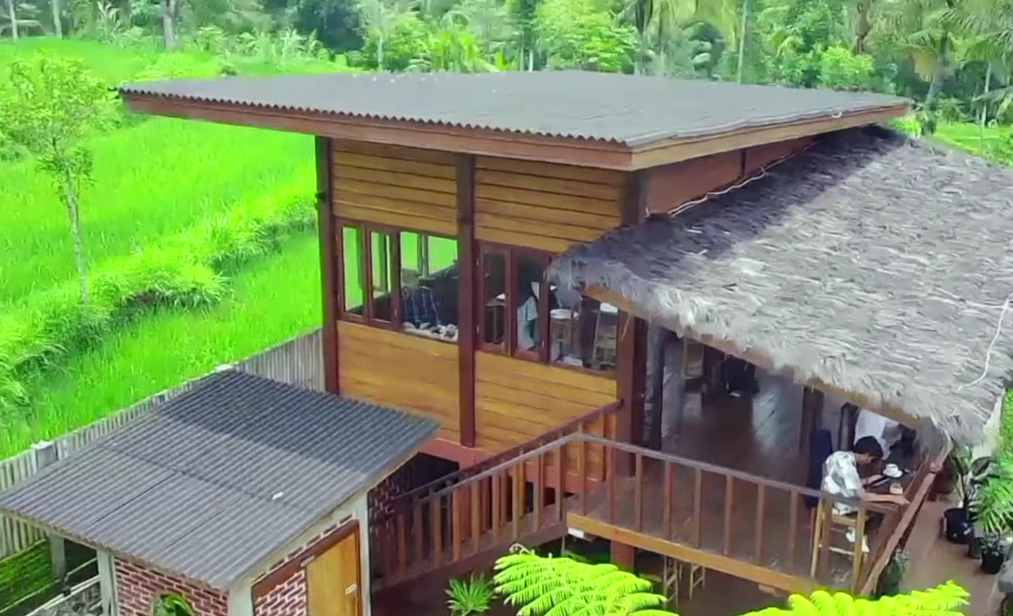 Nongkrong di Atas Bukit dengan View Sawah? Mahalo Jawabannya!