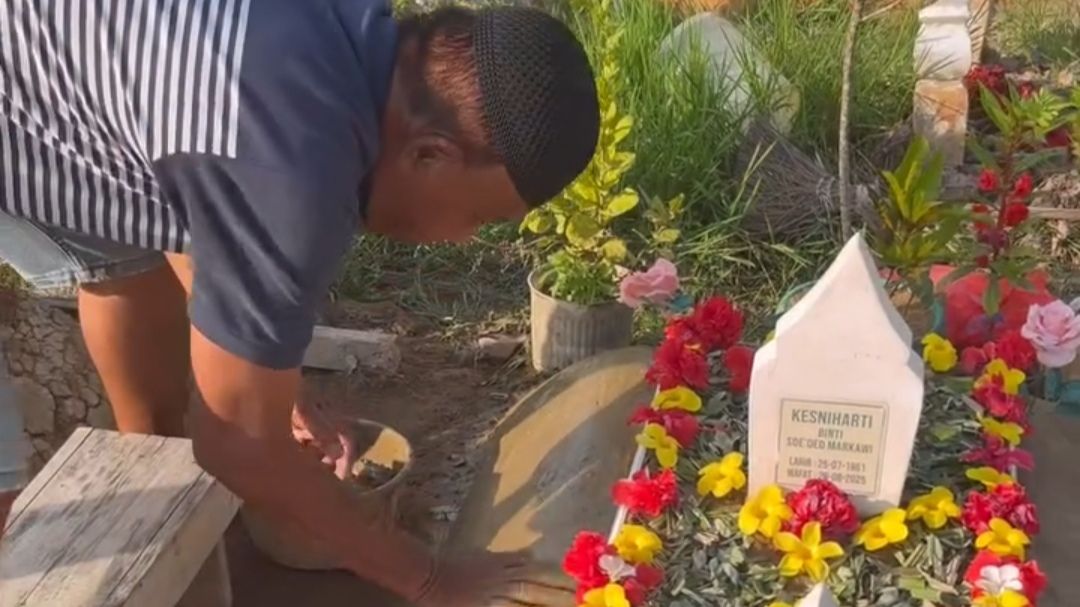 Kisah Kesetiaan Seorang Suami, Tetap Rawat Makam Istri yang Teah Wafat Enam Bulan Lalu